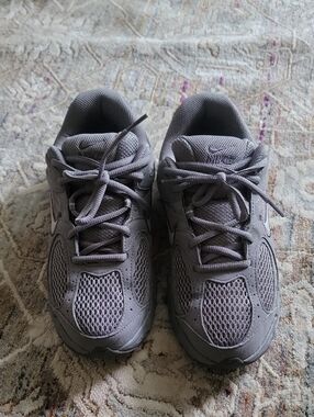 Nike Grey Vomero  Sneakers